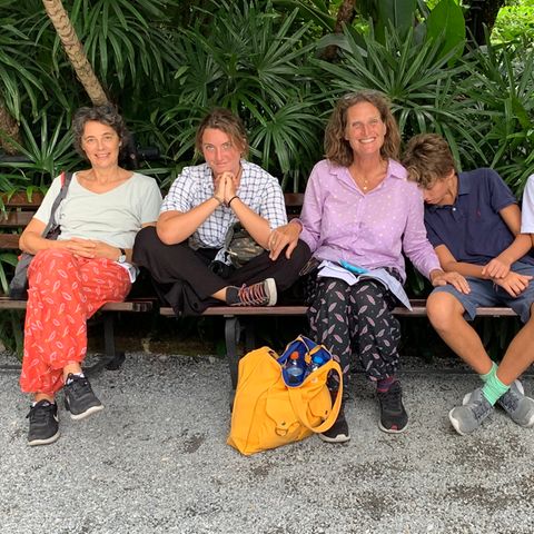 Francesca Pardi (links) und ihre Frau Maria Silvia Fiengo (3.v.l.) mit drei ihrer vier Kinder