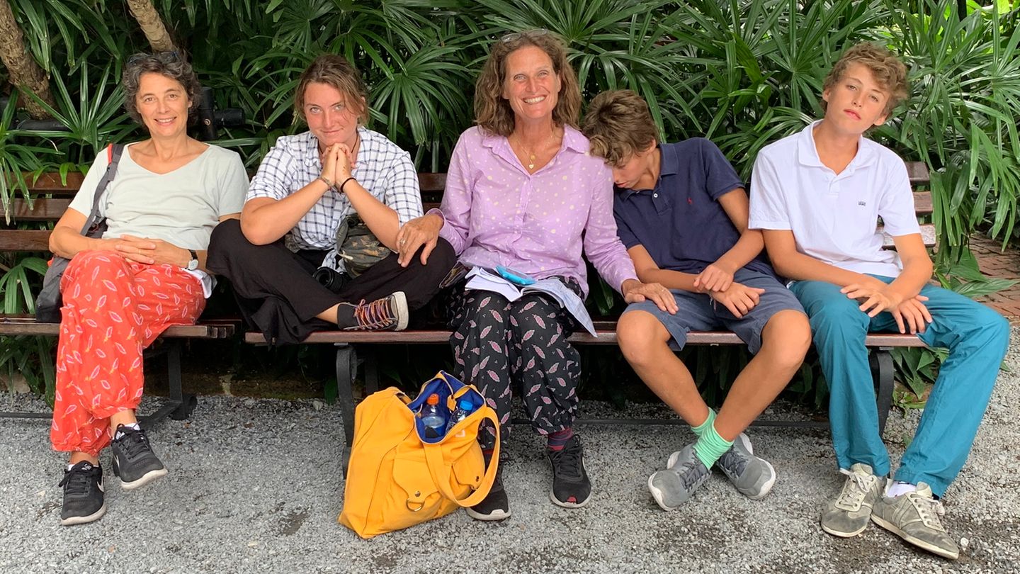 Francesca Pardi (links) und ihre Frau Maria Silvia Fiengo (3.v.l.) mit drei ihrer vier Kinder