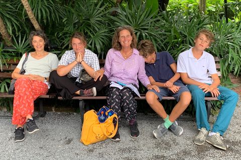 Francesca Pardi (links) und ihre Frau Maria Silvia Fiengo (3.v.l.) mit drei ihrer vier Kinder