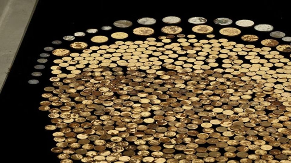 Rund 700 Goldmünzen fand ein Mann auf seinem Maisfeld