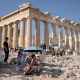 Touristen vor dem Parthenon-Tempel auf dem Akropolis-Hügel suchen Schutz vor der Sonne. Am Wochenende werden in Griechenland Höchsttemperaturen von über 40 Grad erwartet.