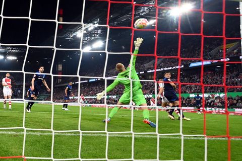 Bundesliga, 1. FC Köln gegen Hertha BSC. Herthas Torhüter Oliver Christensen wehrt einen Ball ab