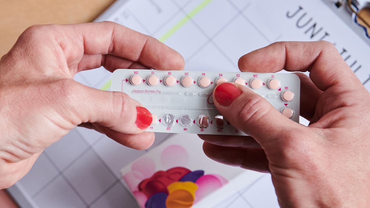 USA: Eine Person drückt eine Pille aus einer Monatspackung