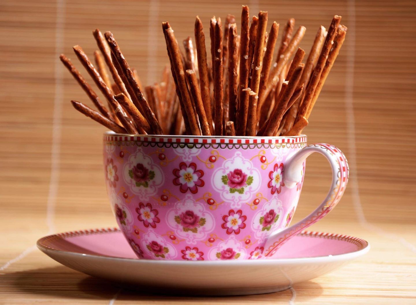 Salzstangen plus Cola sollen gegen Durchfall helfen – stimmt das? Einige Salzstangen stehen in einer Tasse