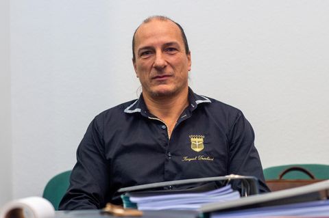 "Reichsbürger" Peter Fitzek am Rande eines Gerichtsprozesses 2019