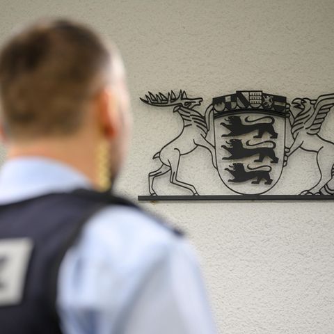Urteil gegen Polizeibeamten: Ein Justizbeamter steht in einem Gerichtssaal des Landgerichts Stuttgart