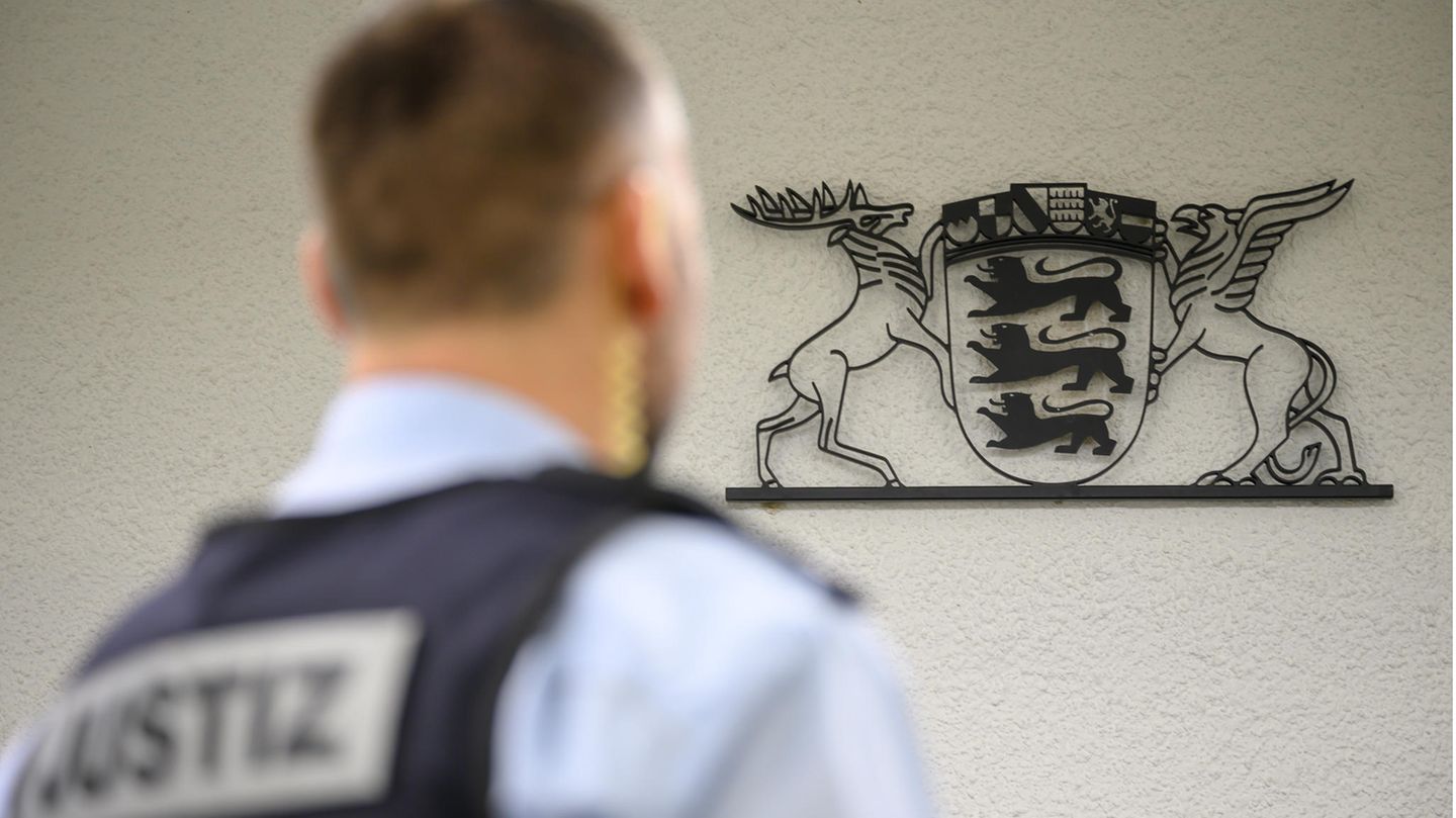 Urteil gegen Polizeibeamten: Ein Justizbeamter steht in einem Gerichtssaal des Landgerichts Stuttgart