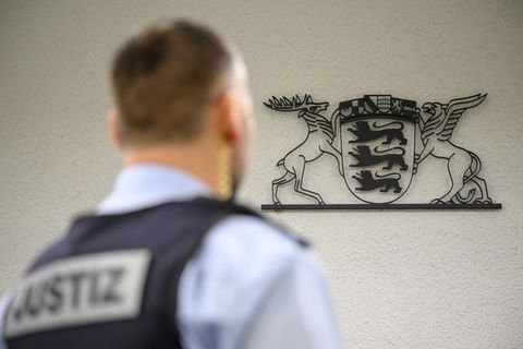 Urteil gegen Polizeibeamten: Ein Justizbeamter steht in einem Gerichtssaal des Landgerichts Stuttgart