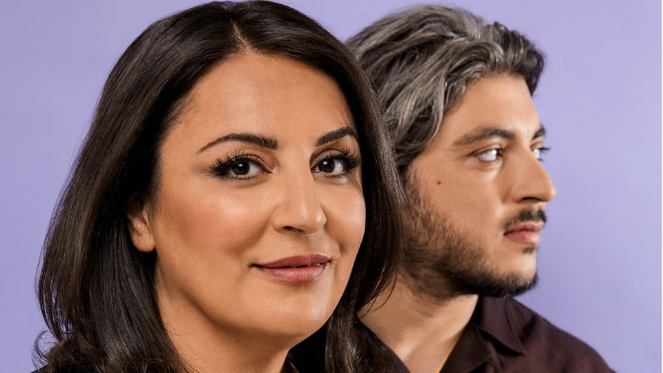 Menschenrechtsaktivistin: Düzen Tekkal ist Sozialunternehmerin, Menschenrechtsaktivistin und Politikwissenschaftlerin. Gemeinsam mit dem Journalisten und Podcaster Khesrau Behroz bespricht sie seit dem 14. Juli 2023 im Podcast "TEKKAL & BEHROZ" jede Woche Freitag wichtige gesellschaftspolitische Themen – überall da, wo es Podcasts gibt. Düzen Tekkal ist Sozialunternehmerin, Menschenrechtsaktivistin und Politikwissenschaftlerin. Gemeinsam mit dem Journalisten und Podcaster Khesrau Behroz bespricht sie seit dem 14. Juli 2023 im Podcast "TEKKAL & BEHROZ" jede Woche Freitag wichtige gesellschaftspolitische Themen – überall da, wo es Podcasts gibt.