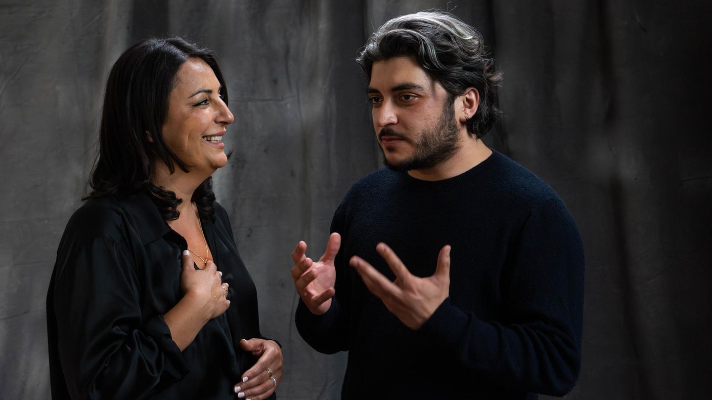 Düzen Tekkal und Khesrau Behroz haben sich nicht gesucht, aber gefunden – und diskutieren jetzt einmal die Woche über die wirklich wichtigen Themen. 