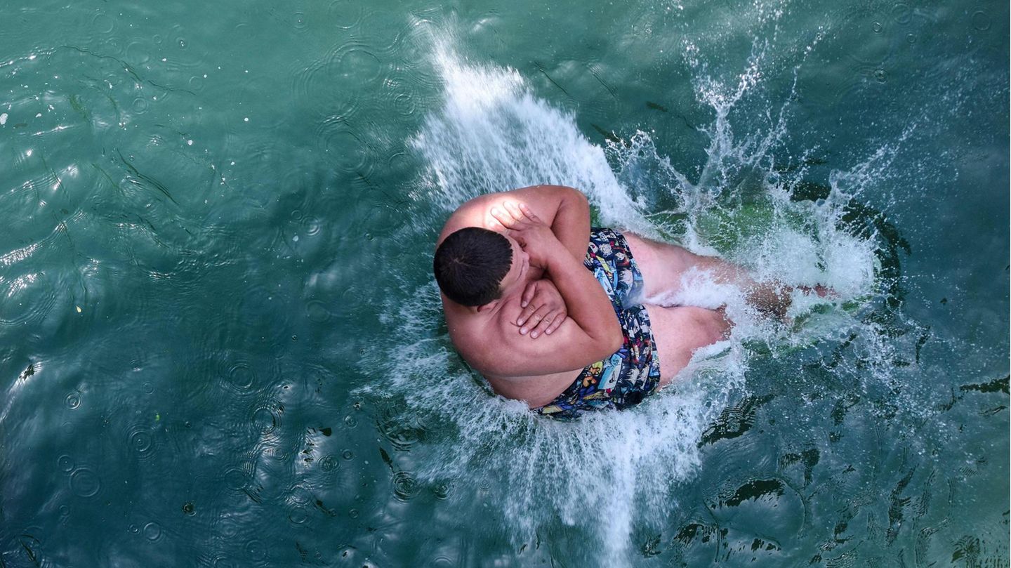 Ein Junge springt zur Abkühlung in den Fluss Treska in der Nähe von Skopje. Eine Hitzewelle mit Temperaturen von 40 Grad Celsius hat Nordmazedonien und die Region heimgesucht.
