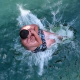 Ein Junge springt zur Abkühlung in den Fluss Treska in der Nähe von Skopje. Eine Hitzewelle mit Temperaturen von 40 Grad Celsius hat Nordmazedonien und die Region heimgesucht.