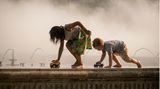 Kinder spielen und erfrischen sich in einem öffentlichen Brunnen. Die Wetterdienste haben für die laufende Woche eine Hitzewarnung für Südrumänien herausgegeben, da die Temperaturen im Schatten 40 Grad Celsius übersteigen sollen.