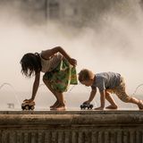 Kinder spielen und erfrischen sich in einem öffentlichen Brunnen. Die Wetterdienste haben für die laufende Woche eine Hitzewarnung für Südrumänien herausgegeben, da die Temperaturen im Schatten 40 Grad Celsius übersteigen sollen.