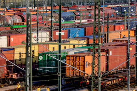 Güterzugwaggons warten auf Gleisen des Rangierbahnhofs Maschen in Niedersachsen auf die Abfertigung