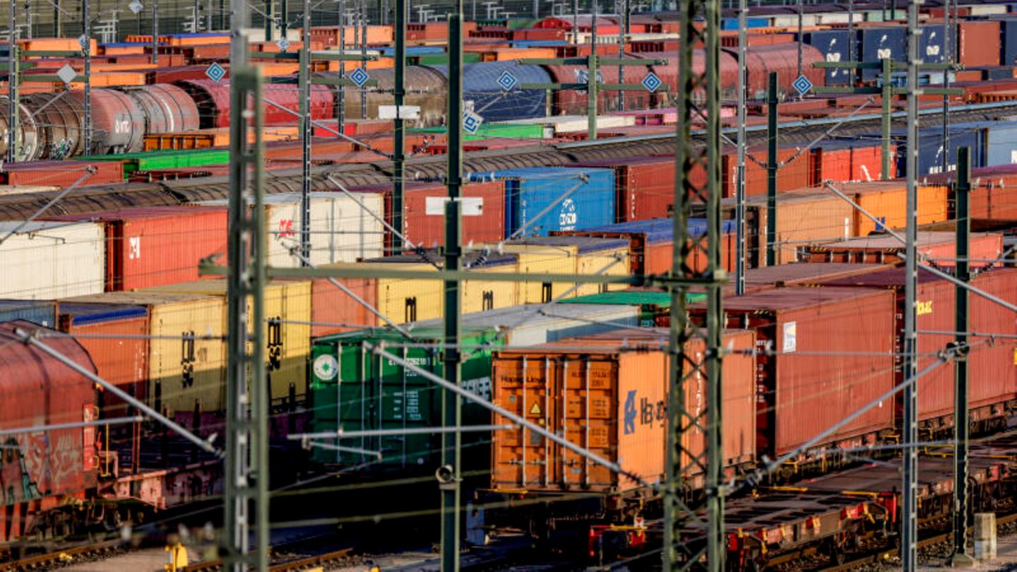 Güterzugwaggons warten auf Gleisen des Rangierbahnhofs Maschen in Niedersachsen auf die Abfertigung