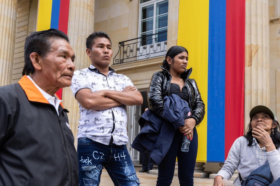 Grandmother Fátima Valencia (r.) and relatives of the deceased mother