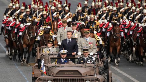 Frankreichs Präsident Emmanuel Macron steht in einem Kommandowagen mit General Thierry Burkhard, Chef des Generalstabes
