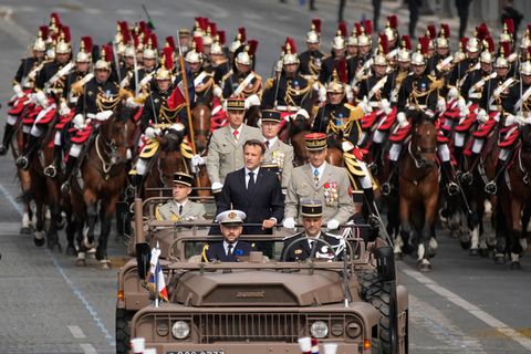 Frankreichs Präsident Emmanuel Macron steht in einem Kommandowagen mit General Thierry Burkhard, Chef des Generalstabes