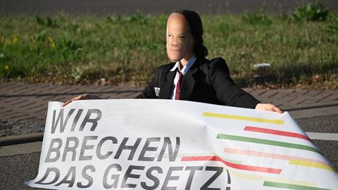 Ein Mitglied der Protestgruppe Letzte Generation während einer Sitzblockade an der Autobahnabfahrt am Elbepark in Dresden