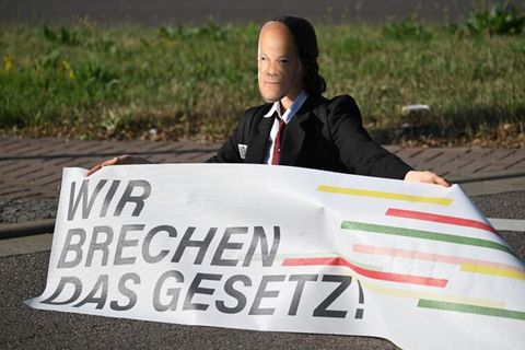 Ein Mitglied der Protestgruppe Letzte Generation während einer Sitzblockade an der Autobahnabfahrt am Elbepark in Dresden