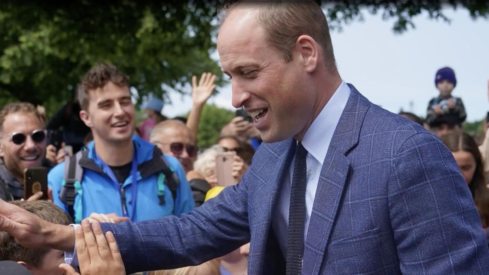 Bei jedem offiziellen Anlass warten Hunderte Menschen an den verschiedensten Orten, um einmal in ihrem Leben einen Royal zu treffen. Für ihre Fans nimmt sich die britische Königsfamilie immer wieder Zeit und unterhält sich auf der Straße mit ihnen. Dabei kam es für Prinz William zu einem besonderen Moment.