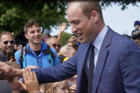 Bei jedem offiziellen Anlass warten Hunderte Menschen an den verschiedensten Orten, um einmal in ihrem Leben einen Royal zu treffen. Für ihre Fans nimmt sich die britische Königsfamilie immer wieder Zeit und unterhält sich auf der Straße mit ihnen. Dabei kam es für Prinz William zu einem besonderen Moment.