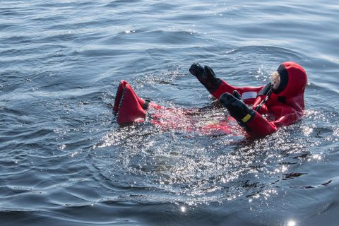 Eingepackt in einen Trockenanzug treibt eine Teilnehmerin der Masterclass in Fluss.