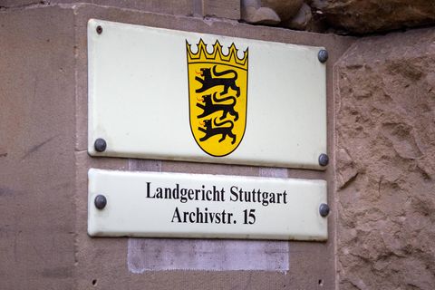 Schild Landgericht Stuttgart – dort wurde der Fall um den Polizeiinspekteur verhandelt