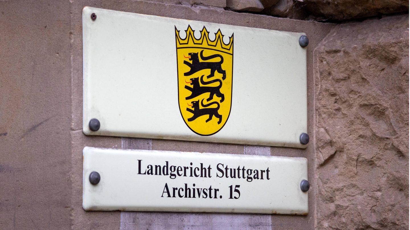 Schild Landgericht Stuttgart – dort wurde der Fall um den Polizeiinspekteur verhandelt