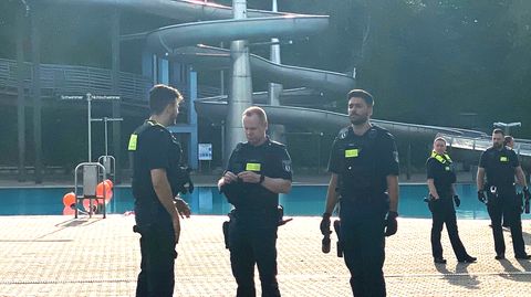 Polizeieinsatz im Freibad Columbiabad in Berlin-Neukölln im Juni.