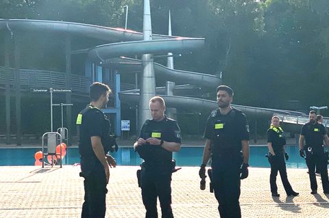 Polizeieinsatz im Freibad Columbiabad in Berlin-Neukölln im Juni.