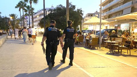 Polizisten patrouillieren in Cala Millor auf Mallorca