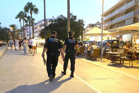 Polizisten patrouillieren in Cala Millor auf Mallorca
