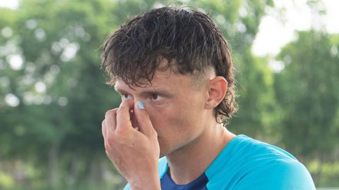 Fabian Reese mit lackierten Fingernägeln