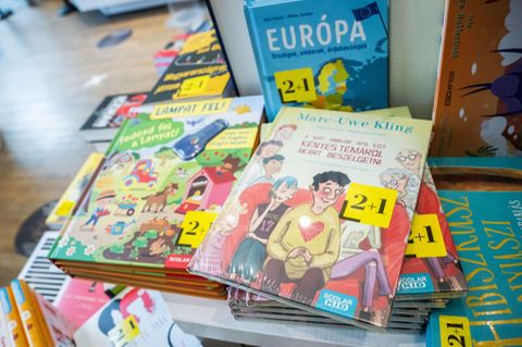 Queere Literatur in einer Buchhandlung in Ungarn