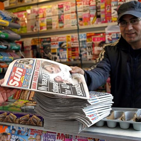 Die "Sun" am Kiosk. Das Revolverblatt ist dafür bekannt, Skandale aufzublasen