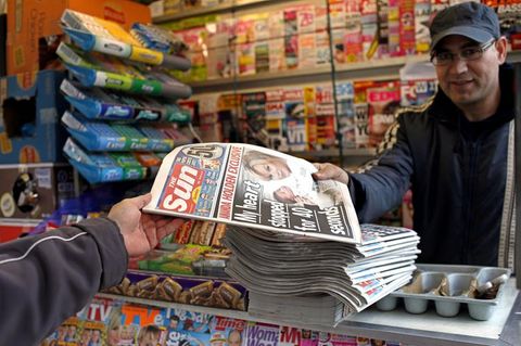 Die "Sun" am Kiosk. Das Revolverblatt ist dafür bekannt, Skandale aufzublasen