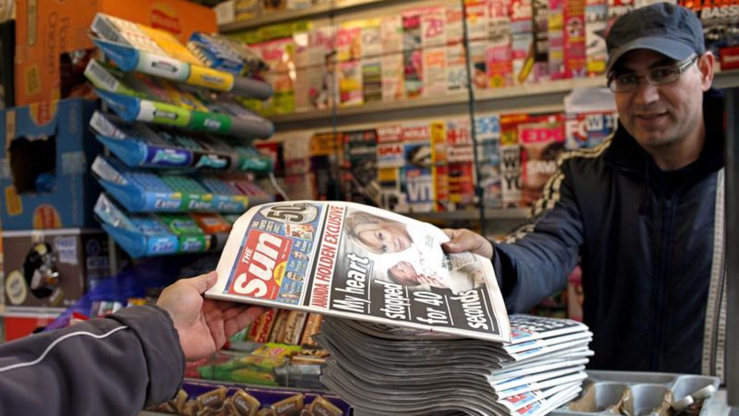 Sex-Vorwürfe gegen BBC-Moderator: Die "Sun" am Kiosk. Das Revolverblatt ist dafür bekannt, Skandale aufzublasen Die "Sun" am Kiosk. Das Revolverblatt ist dafür bekannt, Skandale aufzublasen
