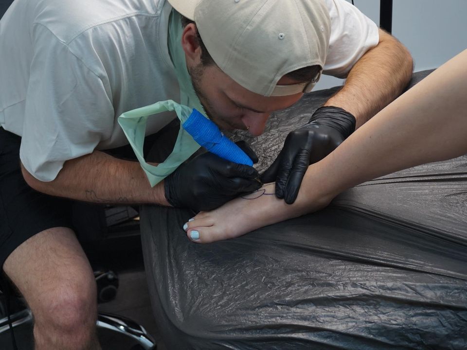 Moritz tätowiert Amelie das Organspendetattoo auf den Fuß
