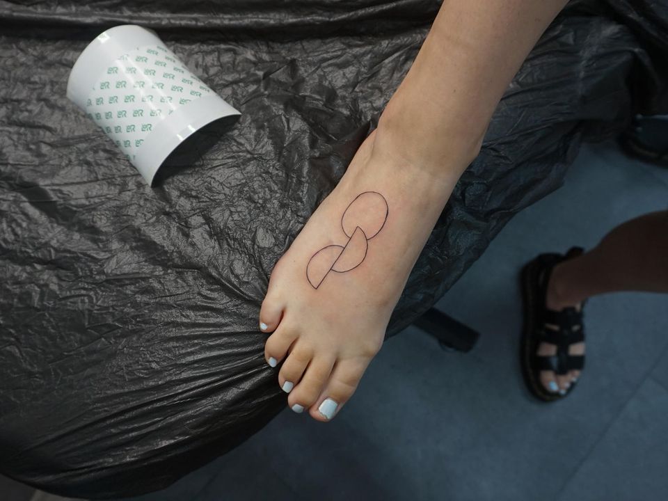 Organspendetattoo auf dem Spann eines Fußes