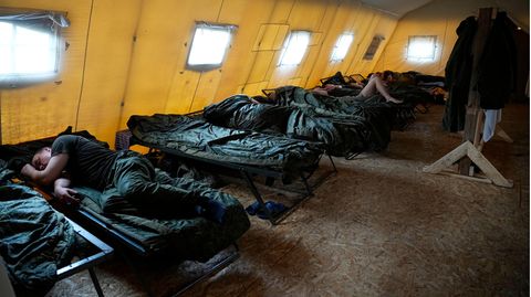 Soldaten der belarussischen Armee schlafen in einem Zelt – das Lager könnte bald für die Gruppe Wagner sein
