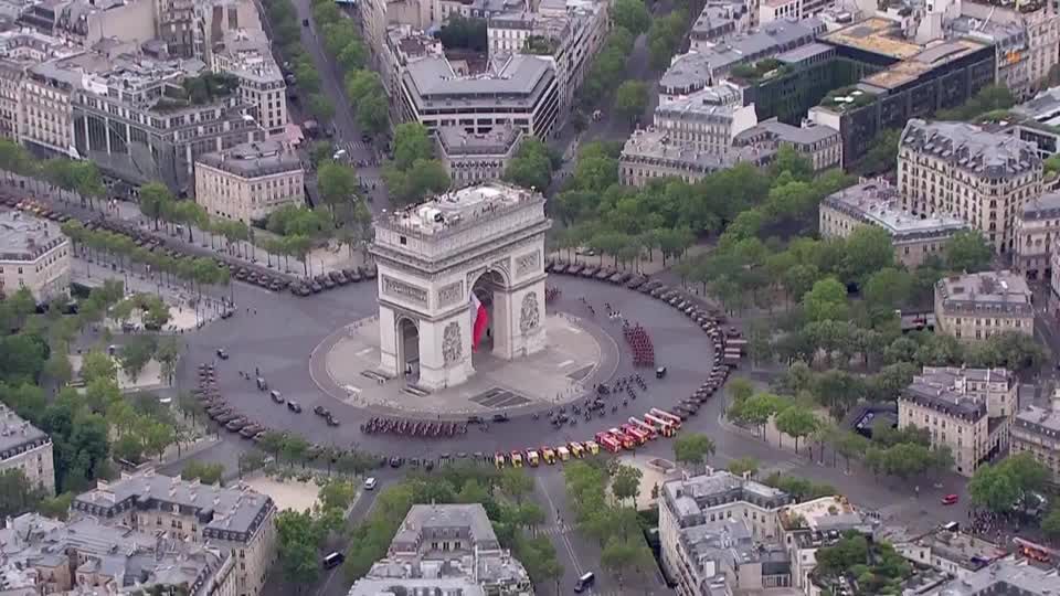 Video: 14. Juli - Traditionelle Militärparade in Paris