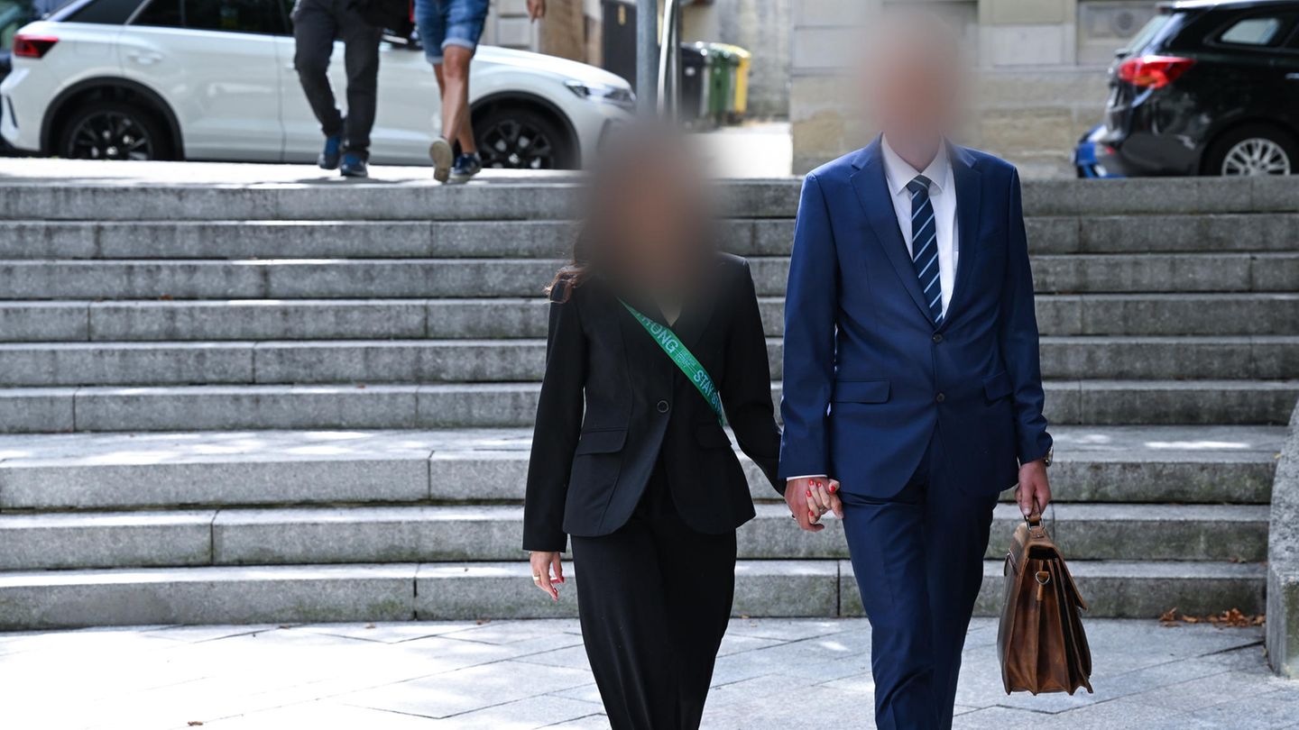 Im Prozess gegen den Inspekteur der Polizei geht der Angeklagte mit seiner Frau vor der Urteilsverkündung zum Gericht Im Prozess gegen den Inspekteur der Polizei geht der Angeklagte mit seiner Frau vor der Urteilsverkündung zum Gericht