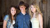 Der Hype um Taylor Swift war bereits drei Jahre nach ihrem Durchbruch enorm. Sogar Miley Cyrus ist schon damals großer Fan des Country-Stars – und setzt sich für eine Rolle der Sängerin in dem Film "Hannah Montana – Der Film" ein.  Am Set lernte Swift Schauspieler Lucas Till kennen. Ihn sieht man auch in ihrem Video zur Single "You Belong With Me" und im Anschluss auch privat an ihrer Seite. Doch nach nur wenigen Wochen ist auch diese Liaison vorbei. Stattdessen widmet sich die Sängerin kurzweilig der Schauspielerei, übernimmt 2010 eine Rolle im Hit "Valentinstag" an der Seite von Hollywood-Stars wie Jessica Alba, Jessica Biel und Bradley Cooper. 