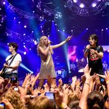 Doch nicht nur geschlechtsspezifische Rollenbilder sind Gegenstand ihrer Songtexte. Die 34-Jährige ist dafür bekannt, ihre Liebesbeziehungen und Trennungen in ihren Songs zu verarbeiten. Und die bieten reichlich Material zum musikalischen Geschichtenerzählen. Mit über einem Dutzend Ex-Partnern ist die Liste an möglichen Musen nicht nur lang, sondern auch abwechslungsreich. 2008 trennte sich Swift beispielsweise von "Jonas Brothers"-Star Joe Jonas, der Inspiration für gleich vier Songs – "Forever & Always", "Last Kiss", "Better Than Revenge" und "Mr. Perfectly Fine" – lieferte. Jonas soll Swift damals per Telefon abserviert haben.    