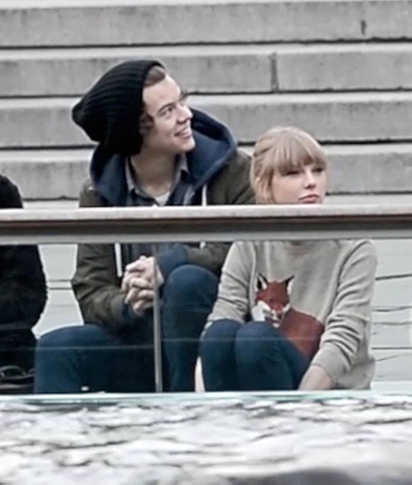 Das wird vielen One Direction-Fans sauer aufgestoßen sein: Ende 2015 datete Swift drei Monate lang das britische Boyband-Mitglied Harry Styles. Nach ihrer Trennung soll sie ihren Hit "We Are Never Getting Back Together" bei den Grammys mit einem britischen Akzent gesungen haben, während Styles im Publikum saß. 