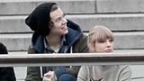 Das wird vielen One Direction-Fans sauer aufgestoßen sein: Ende 2015 datete Swift drei Monate lang das britische Boyband-Mitglied Harry Styles. Nach ihrer Trennung soll sie ihren Hit "We Are Never Getting Back Together" bei den Grammys mit einem britischen Akzent gesungen haben, während Styles im Publikum saß. 