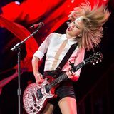 Mit ihrem fünften Album "1989", das im Herbst 2014 veröffentlicht wurde, gelang Swift der Wechsel von Country zu Pop endgültig. Alle Songs – darunter Hits wie "Shake It Off", "Blank Space" und "Bad Blood" – gehen klar in die Pop-Richtung, wurden in Zusammenarbeit mit Star-Produzenten wie Max Martin, Shellback, Ryan Tedder, Jack Antonoff, Nathan Chapman, Imogen Heap und Greg Kurstin produziert. Sie alle greifen mal wieder Swifts Liebesleben auf, wobei ihr jedes Mal aufs Neue – das muss man zugeben – ein authentisches Storytelling gelingt. 