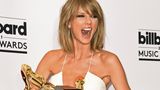 Taylor Swift bei den Billboard Music Awards 2015, wo sie insgesamt acht der 40 zu vergebenden Billboard Awards gewann – ein nicht gerade seltener Anblick der damals 25-Jährigen, die – auch noch nach Kanye Wests Crash-Aktion – eine Auszeichnung nach der nächsten absahnte. Im gleichen Jahr listete der "Rolling Stone" die Sängerin auf Rang 97 der 100 besten Songwriter aller Zeiten. Sie erhielt seit 2007 zahlreiche Auszeichnungen, insbesondere im Country-Bereich. Dazu zählen unter anderem die Country Music Association Awards, die CMT Music Awards und die Academy of Country Music Awards, bei denen Swift schon mehrfach ausgezeichnet wurde.  Weitere Auszeichnungen erhielt sie bei den BMI Awards, den American Music Awards, den Teen Choice Awards, den People’s Choice Awards sowie den Emmy Awards. Bislang wurde sie von MTV vierzehnmal mit dem Video Music Award und zwölfmal mit dem Europe Music Awards ausgezeichnet, zudem gewann sie zwölf Grammys. Bei den American Music Awards zählt sie mit 40 Awards zur Musikerin mit den meisten Auszeichnungen in der Geschichte. Und auch bei den obigen Billboard Music Awards konnte sie sich mittlerweile stolze 29 Awards ansammeln.